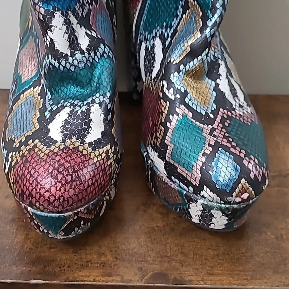 Bamboo SORBET Colorful Snakeskin Print Platform Heeled Boots size 10